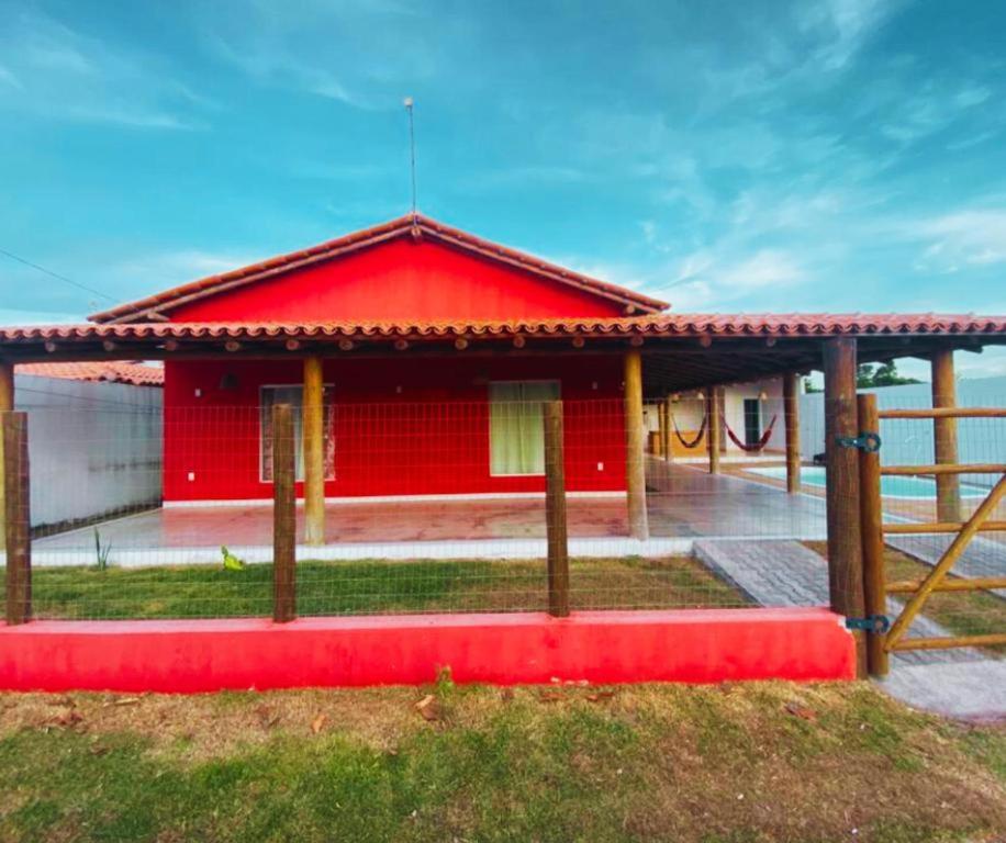 Casa Vermelha Corumbau في كورومباو: بيت أحمر بسقف أحمر