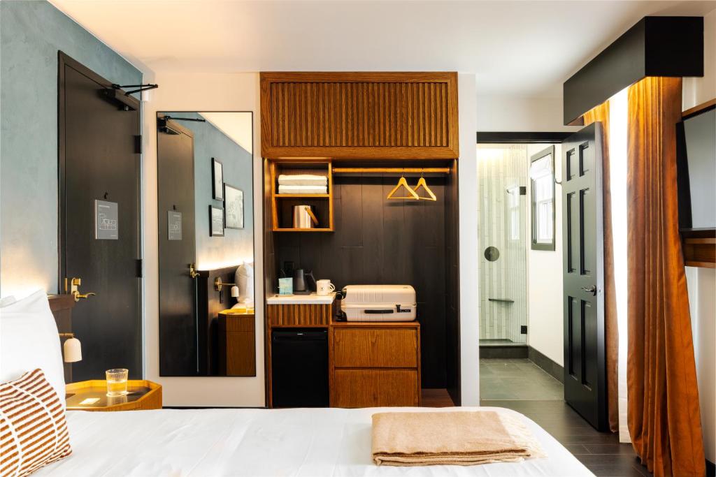 Hotel Albatross - Deluxe King Room