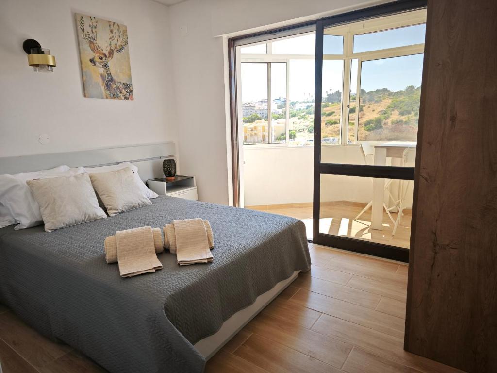 Un dormitorio con una cama con dos toallas encima. en Charmoso T1 Varandas de Malpique, en Albufeira