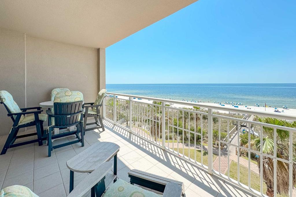 balcone con tavolo, sedie e spiaggia di Indigo East Unit 403W a Pensacola
