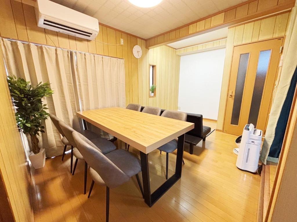a conference room with a wooden table and chairs at Funabashi - House - Vacation STAY 19790 in Funabashi