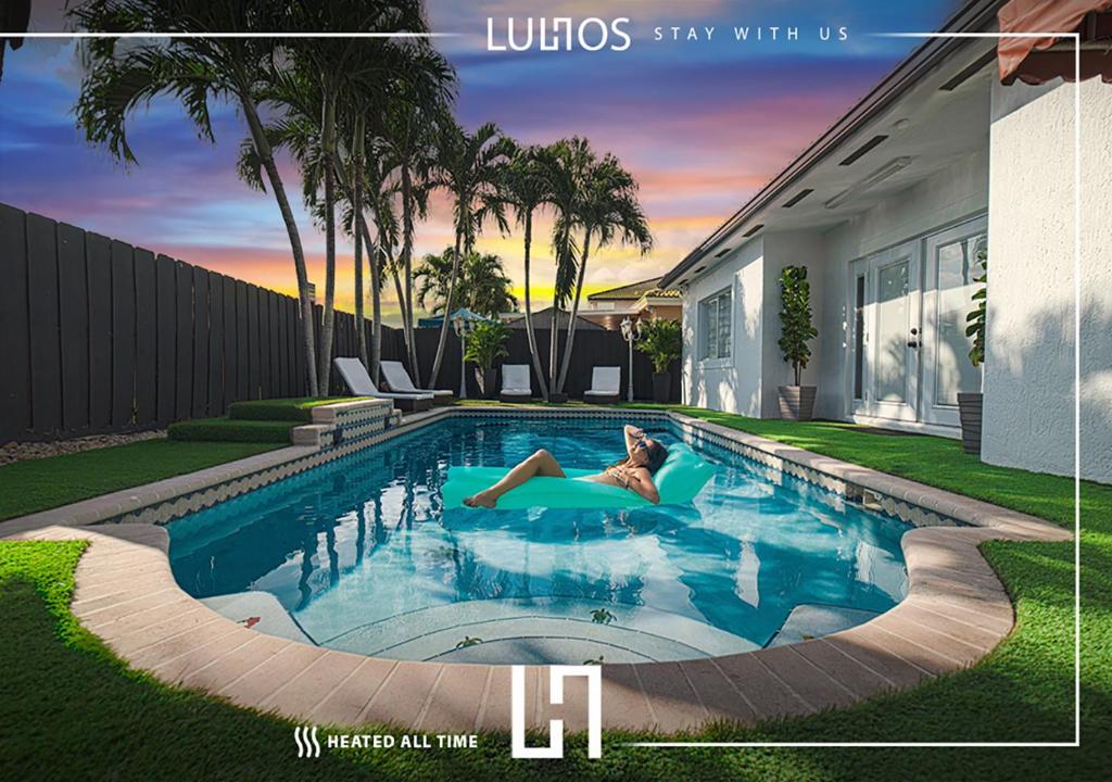 Πισίνα στο ή κοντά στο Miami 4BR Retreat Heated Pool, Gazebo & Foosball L02