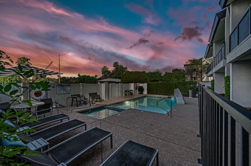 Πισίνα στο ή κοντά στο Modern 3BR Townhome with Pool, Walk to Old Town