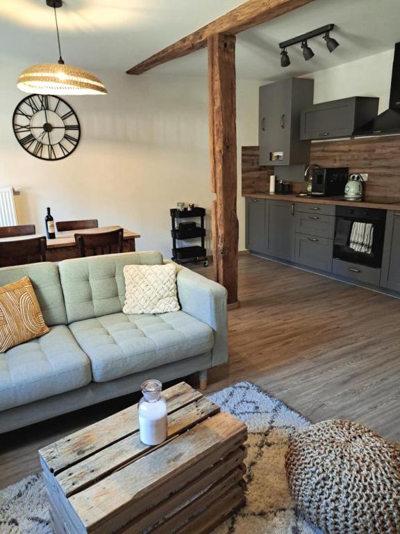 un salon avec un canapé et une table dans l'établissement Emile&Jeanne - Centre - 2 chambres - Wifi, Netflix, à Wissembourg