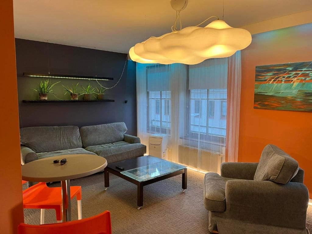 a living room with a couch and a table at Apartament Baszta 7 Płaszczy, Panieńska in Szczecin