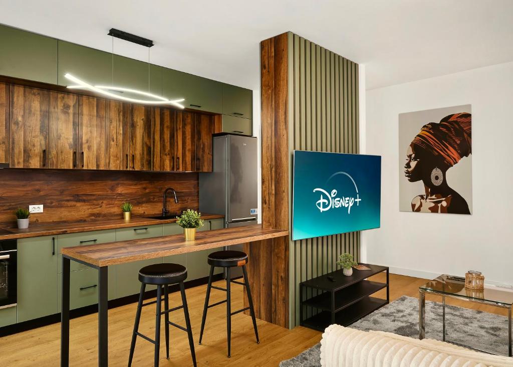 Una cocina con encimera y taburetes en una habitación. en Silk District Apartments, en Iaşi
