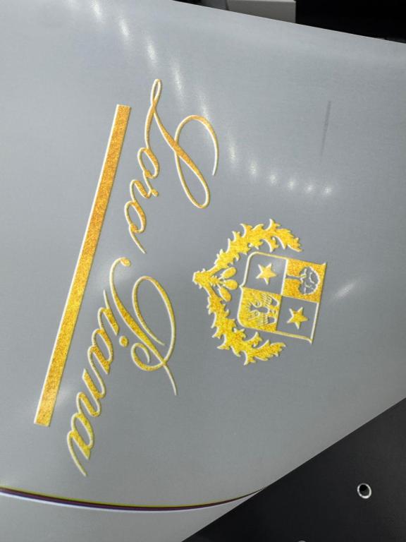 Un pastel con un cartel dorado encima. en Bag Villa, en Hövsan