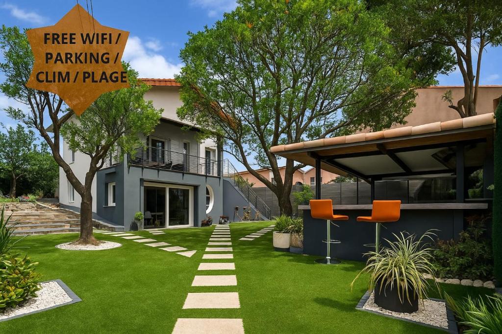 une cour avec un bâtiment et un panneau indiquant wifi gratuit parking lieu culinaire dans l'établissement Escapade côtière 7 couchages à 5 min des plages, à Cagnes-sur-Mer