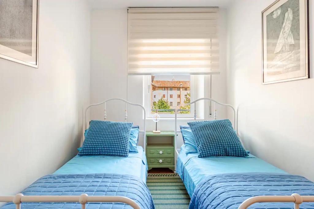 Un pat sau paturi într-o cameră la Relax bicamere in centro, vicino stazione e teatro