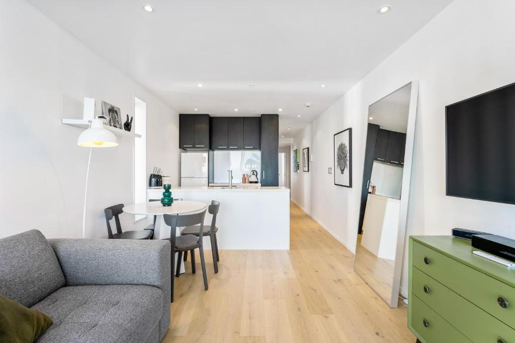 City Stunner with City Views, Pool and Gym - Resim 12