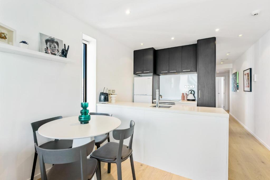 City Stunner with City Views, Pool and Gym - Resim 11