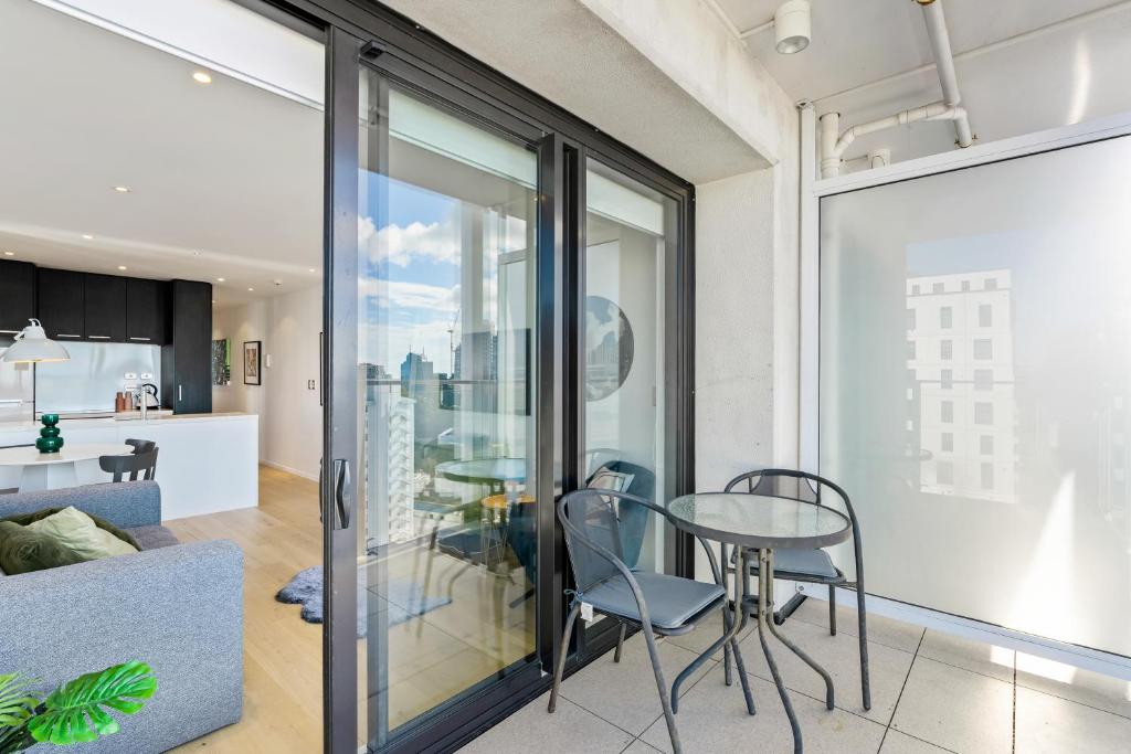 City Stunner with City Views, Pool and Gym - Resim 4