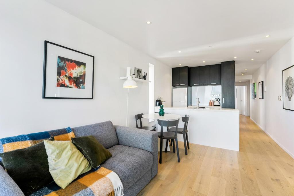 City Stunner with City Views, Pool and Gym - Resim 14