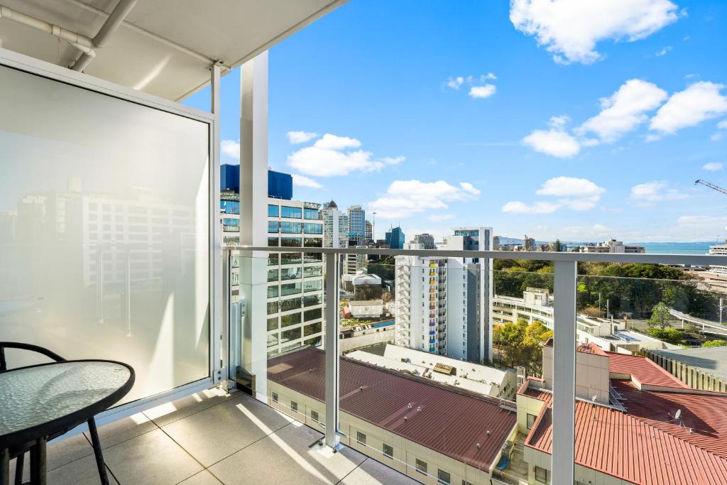 City Stunner with City Views, Pool and Gym - Resim 10
