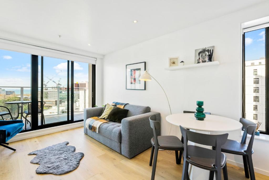 City Stunner with City Views, Pool and Gym - Resim 23
