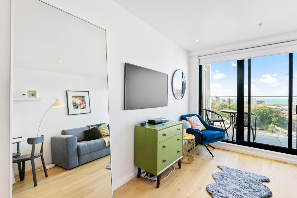 City Stunner with City Views, Pool and Gym - Resim 5