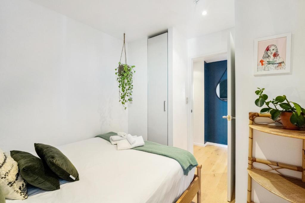 City Stunner with City Views, Pool and Gym - Resim 17