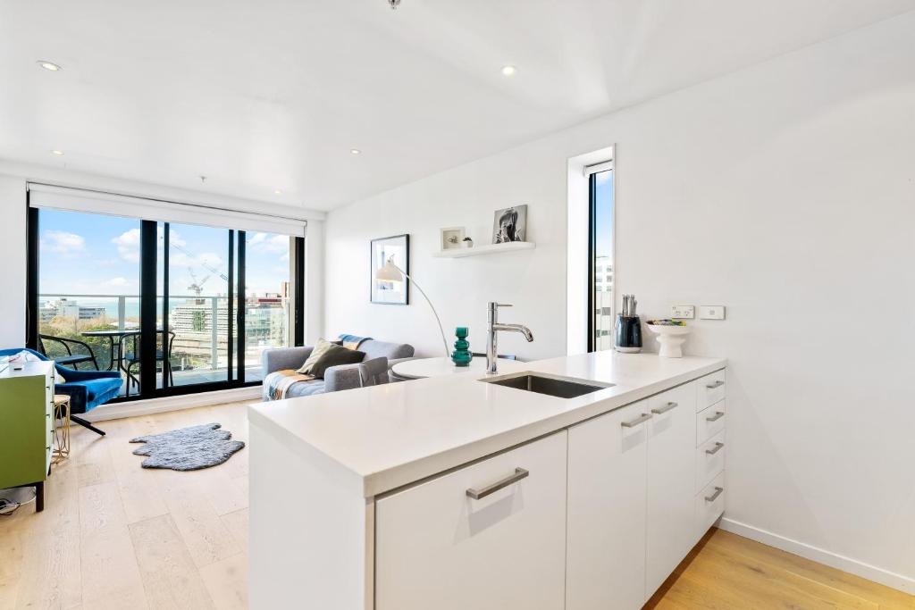 City Stunner with City Views, Pool and Gym - Resim 3