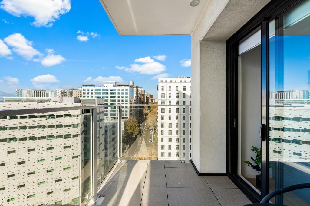 City Stunner with City Views, Pool and Gym - Resim 19