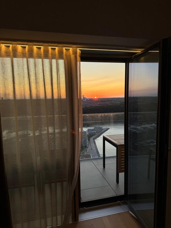 a room with a window with a view of a sunset at Lighthouse på Ø - Panoramaudsigt in Aarhus