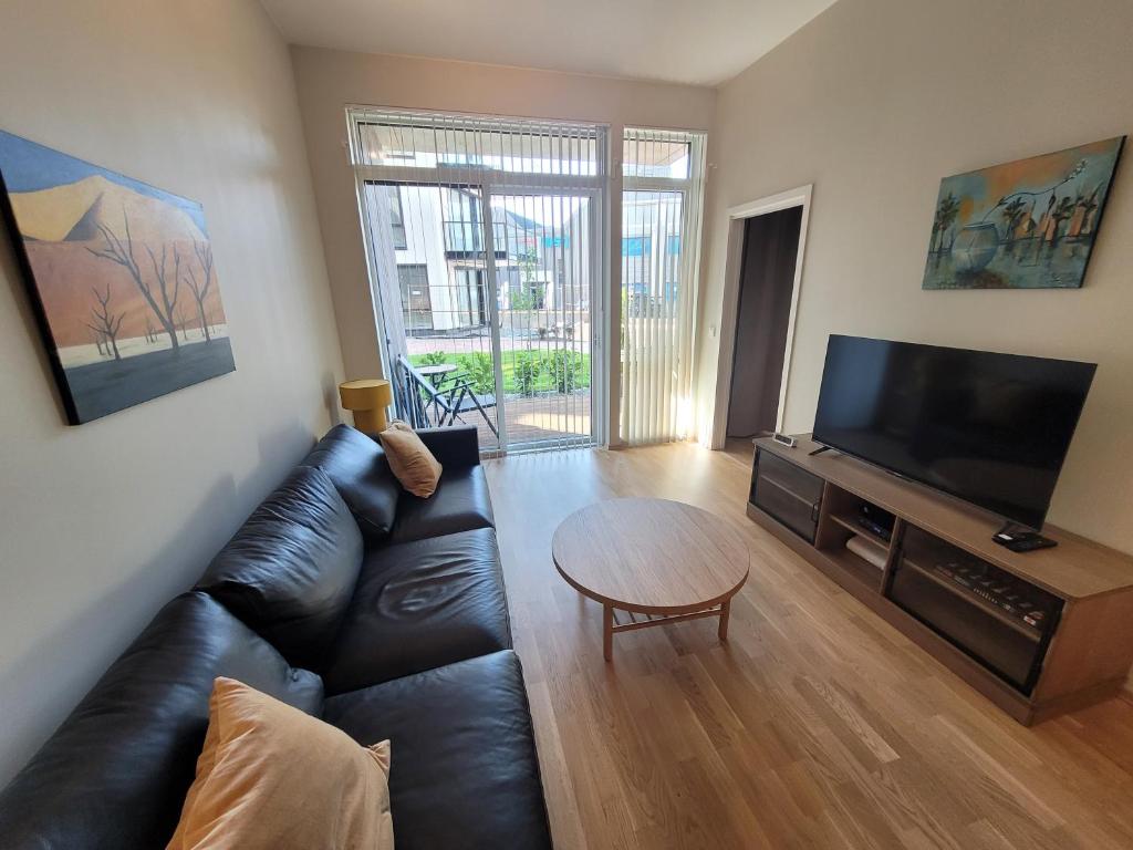 TV a/nebo společenská místnost v ubytování New apartment 5min to airport at Kokstad train station