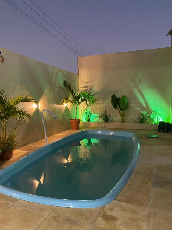 a bath tub in a room with plants at Casa Kalango Barra Grande Pi in Barra Grande