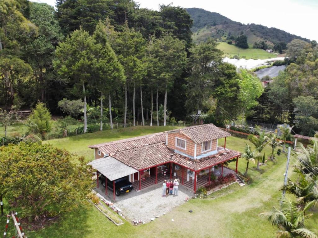 an overhead view of a house with people standing outside at Finca Villa Isaura, Carmen del Viboral in San Isidro