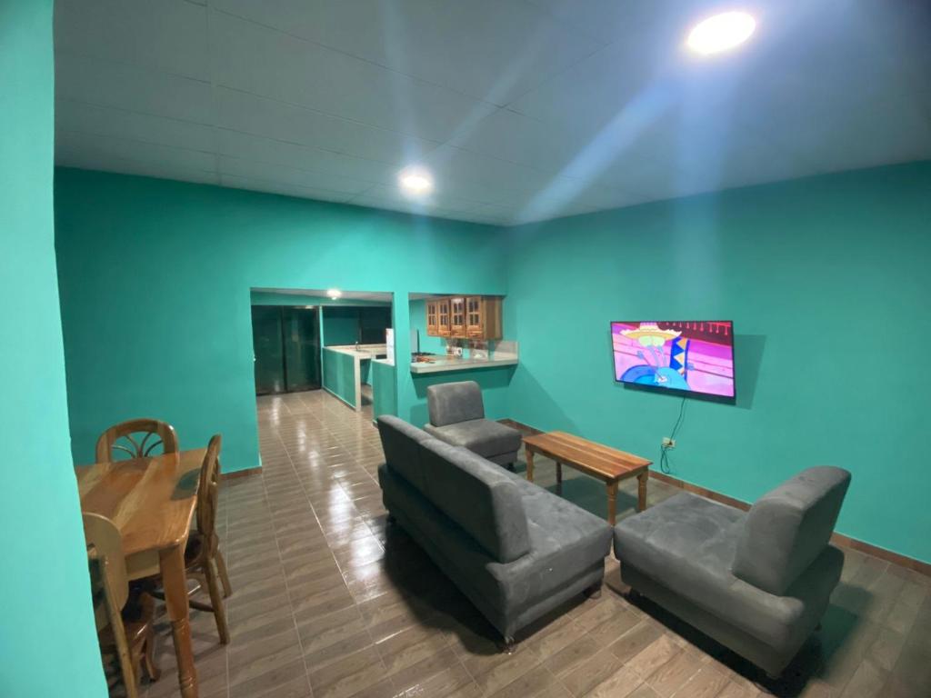 una sala de estar con un sofá y una mesa en Casa Apaneca, en Apaneca