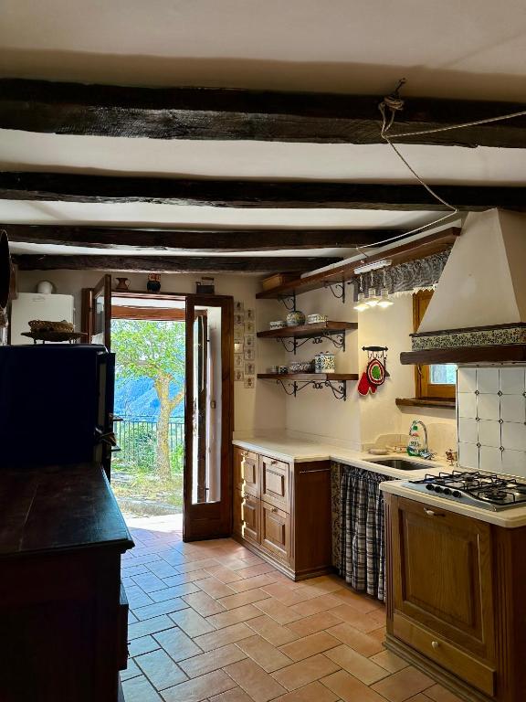 a kitchen with a stove and a counter top at Il castello - Casa Beatrice in Campo di Giove