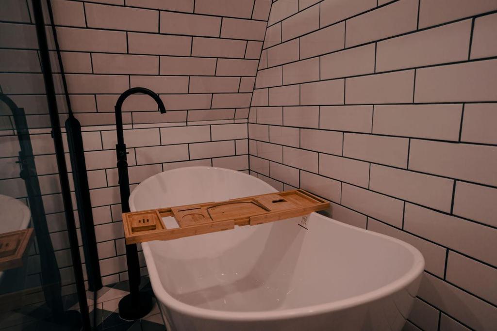 ein Badezimmer mit einem WC und einem Holzregal darauf in der Unterkunft Grand Canyon A-Frame Hot-tub & Sauna in Williams