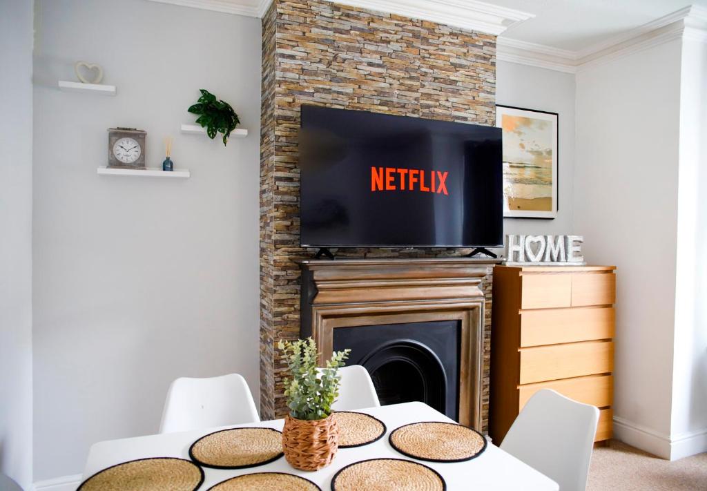 Una televisión o centro de entretenimiento en The Eastbourne Suite, 4 bedrooms,5 beds, FREE parking