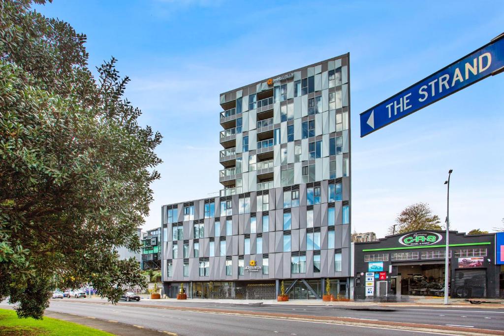 Parnell Haven 2BRM Apartment with Deck, Parking & City Views - Resim 28