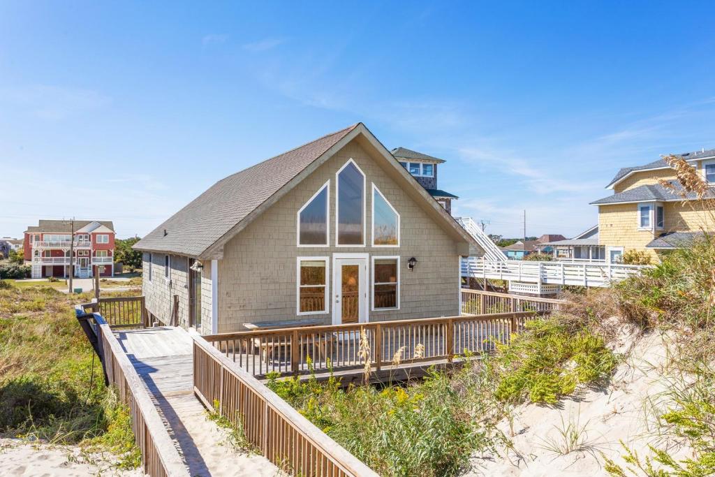 une maison sur la plage avec une passerelle en bois dans l'établissement 6137 - Harper, à Nags Head