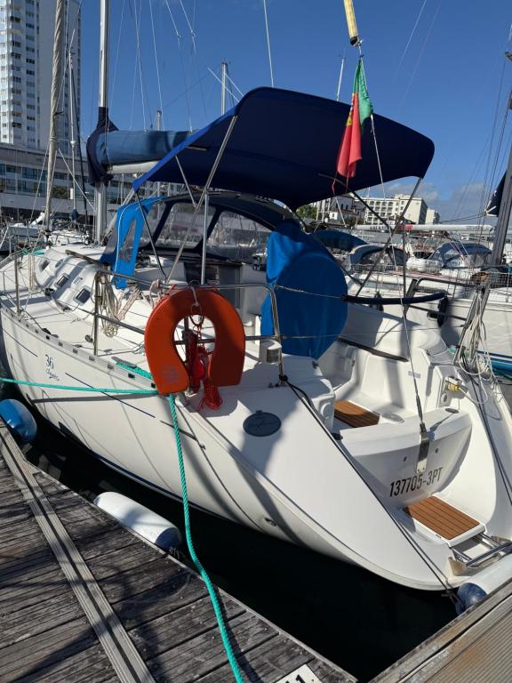 Un barco está atracado en un muelle en AdriLodge&Tours, en Ponta Delgada
