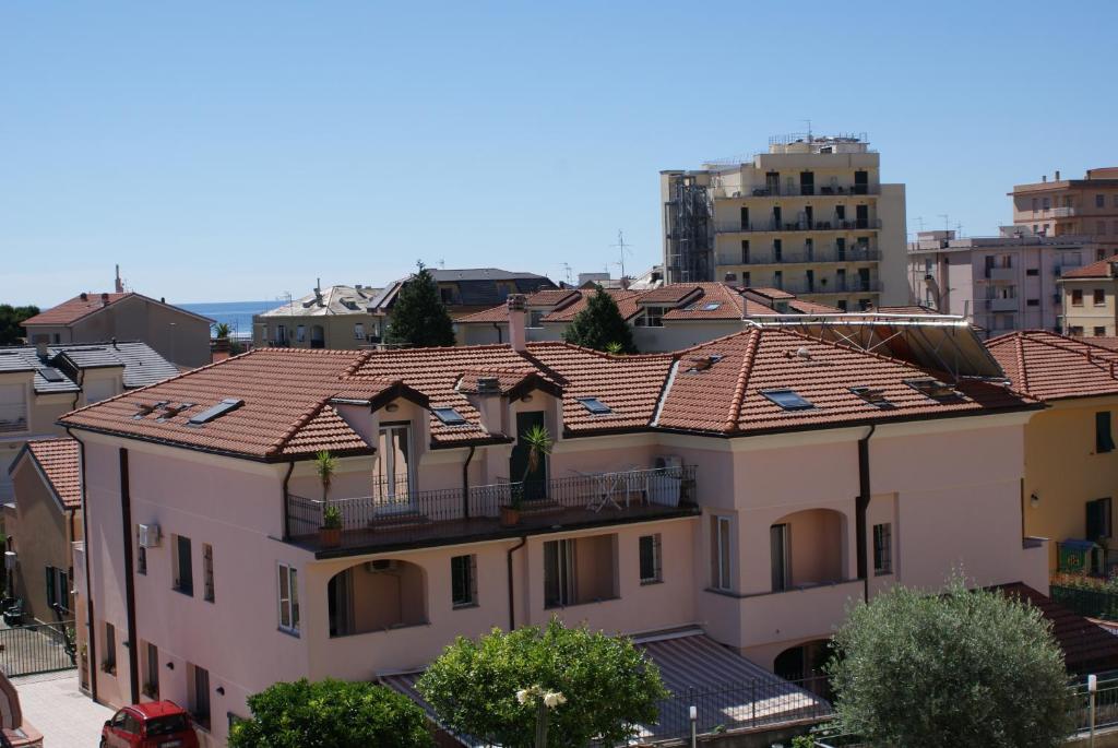 un edificio con tetto in piastrelle in una città di Hotel Residence Mirafiori a Loano