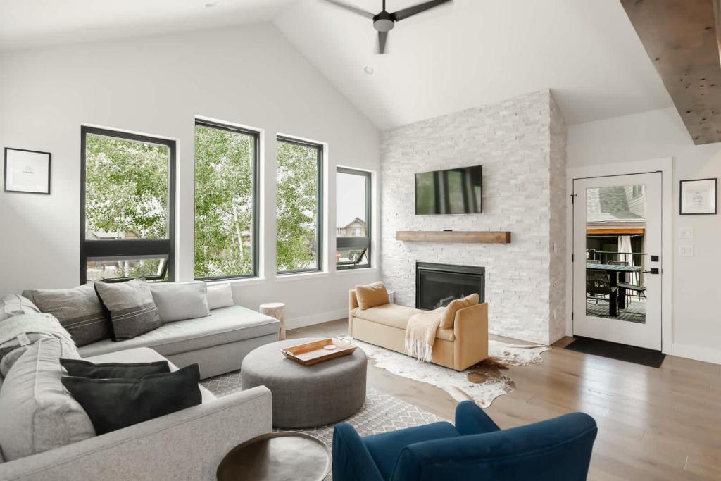 un soggiorno con divano e camino di Silly Goose Lodge a Granby