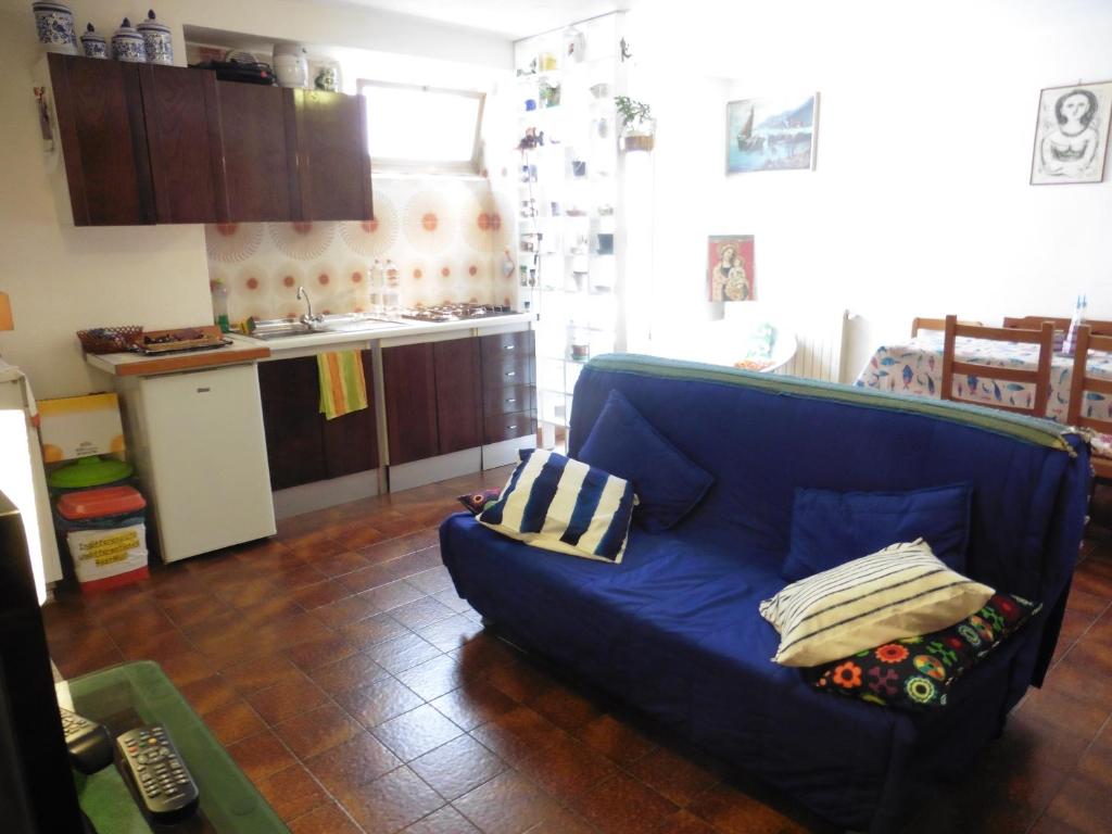 a living room with a blue couch in a kitchen at Casa Vacanza San Piero in San Piero in Campo