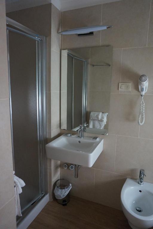 Koupelna v ubytování Hotel Aurora