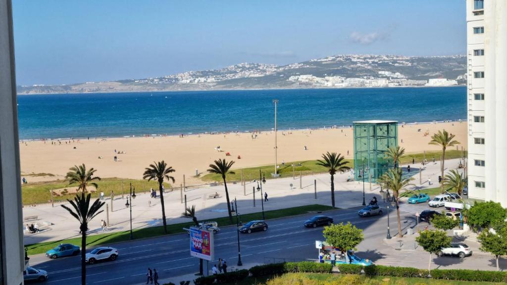 丹吉尔Luxury Sea and Marina View Apartment的从大楼欣赏海滩美景