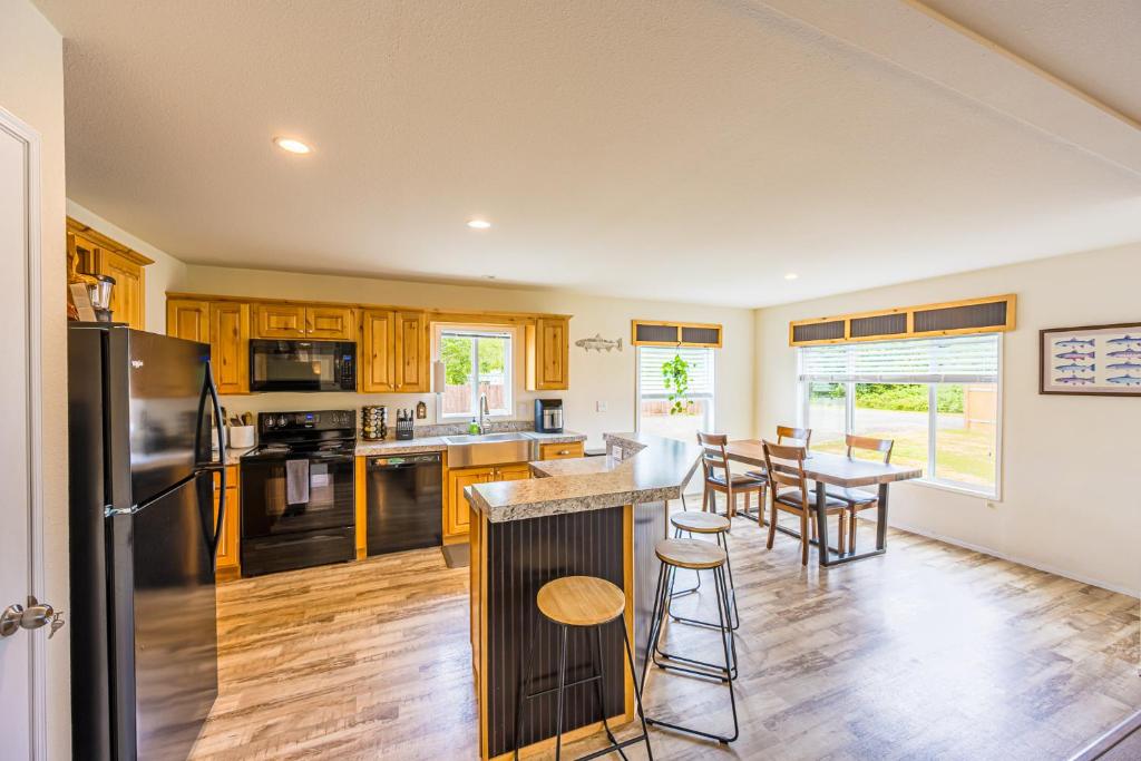una cucina con pavimenti in legno e piano di lavoro di Beaver Pines Central Hiking Camp on Budget a Beaver