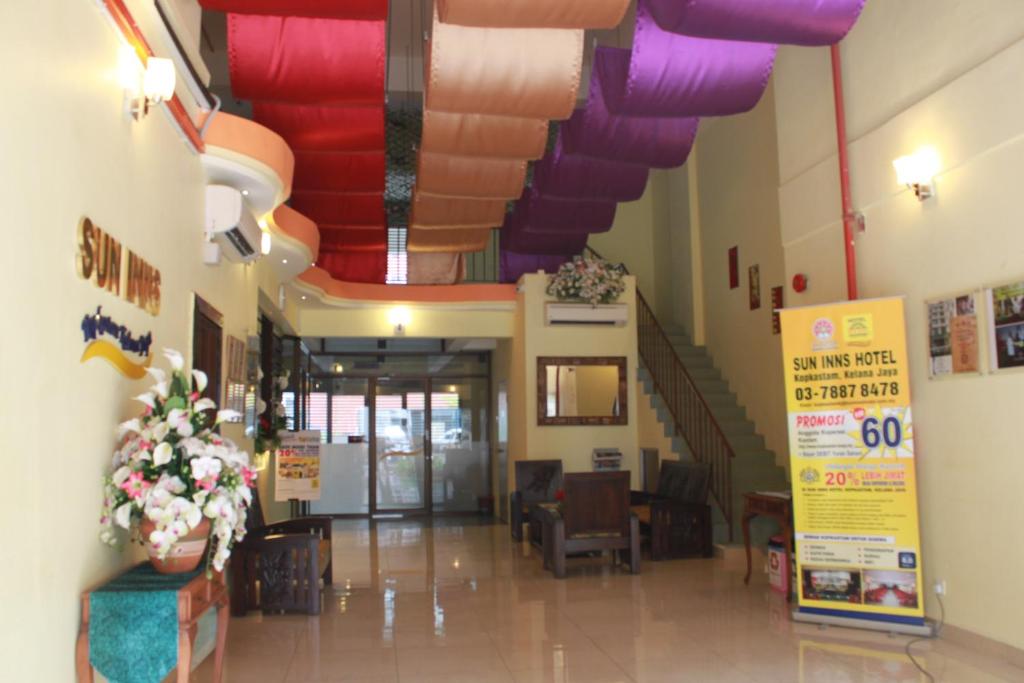 un pasillo de un hospital con techos púrpura y rosa en Sun Inns Hotel KopKastam Kelana Jaya en Petaling Jaya