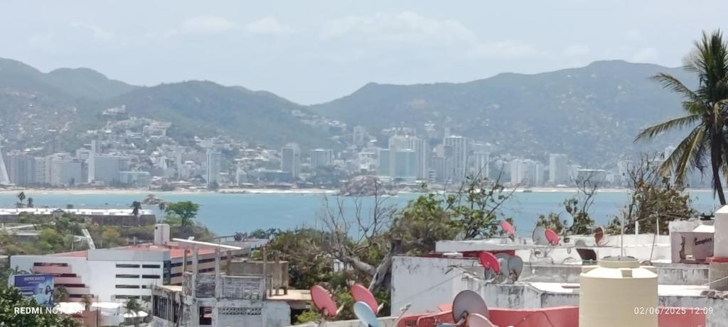 アカプルコにあるHabitación seca de la quebradaの建物のある街と海の景色