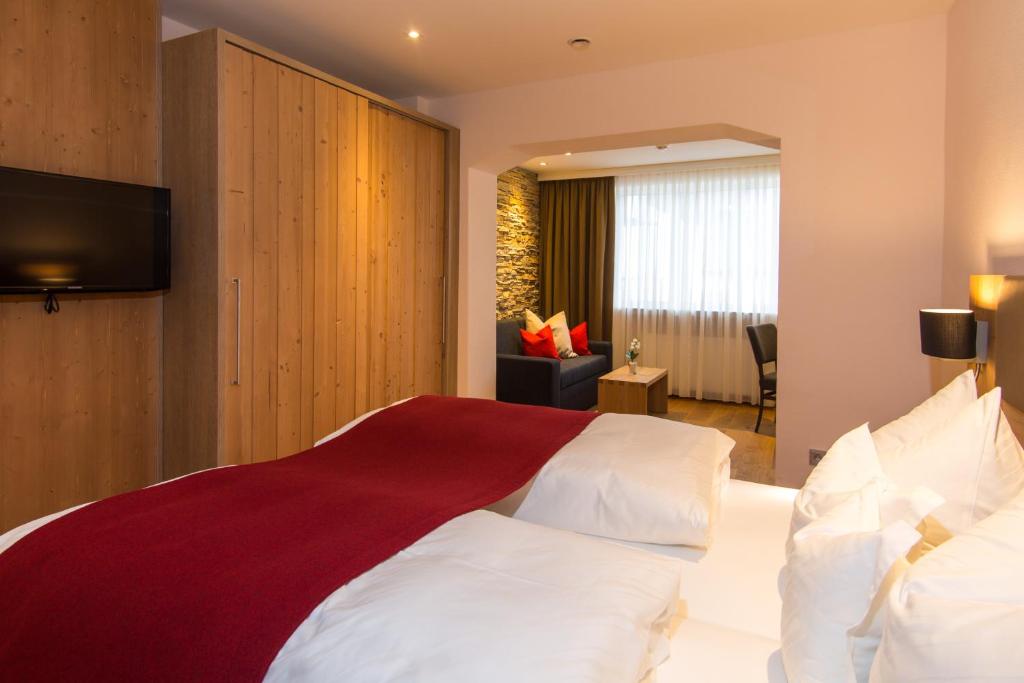 Postel nebo postele na pokoji v ubytování Hotel zur Post