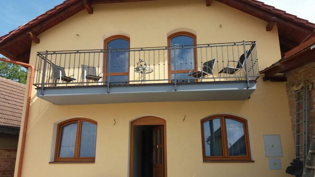 dom z balkonem z krzesłami w obiekcie Ubytování pod Pálavou w mieście Horní Věstonice
