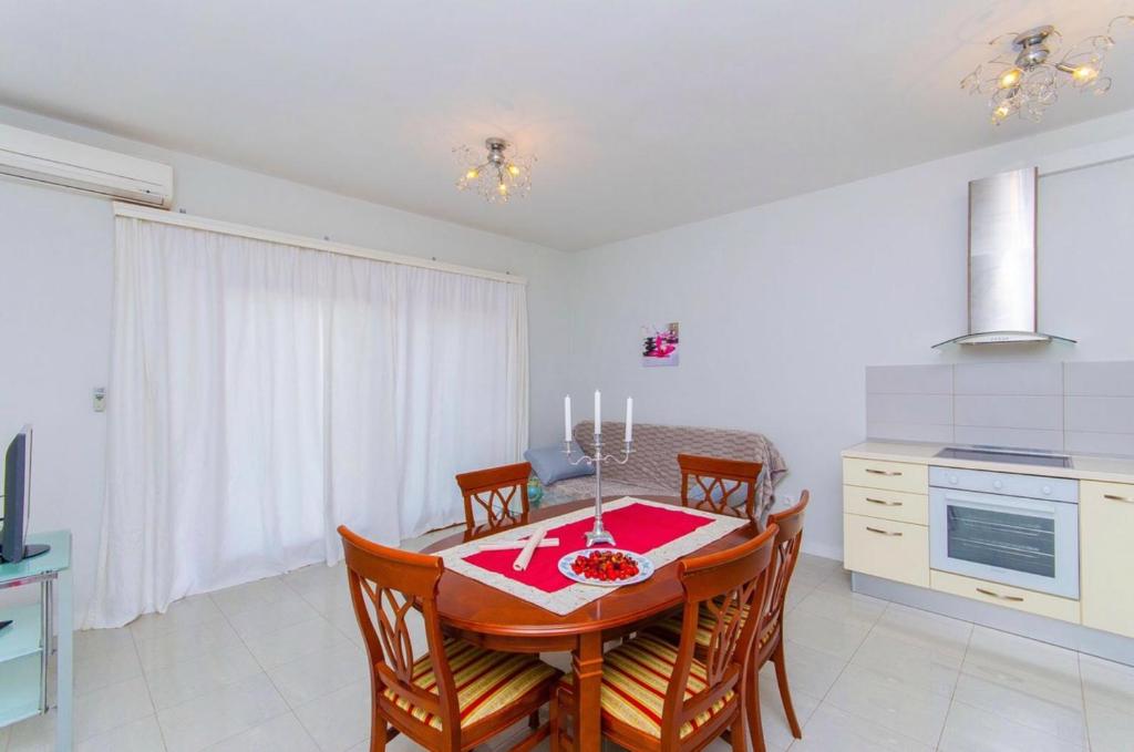 Kuchyň nebo kuchyňský kout v ubytování Apartments Marina