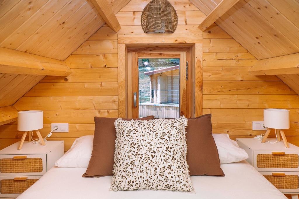 Postel nebo postele na pokoji v ubytování Cabañas de Allariz - Cabaña 4