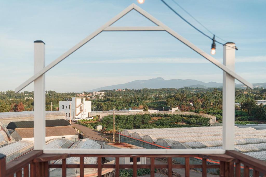 ein Blick vom Balkon eines Gebäudes in der Unterkunft Jeju Palm Spa Pool Villa in Jeju-do