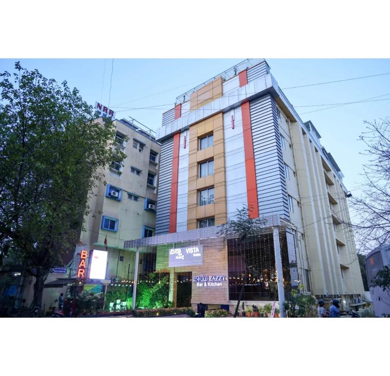 バンガロールにあるVista Suites, Bangaloreの前に看板がある高い建物