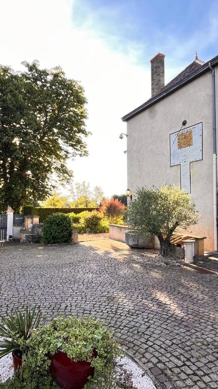 - un panier de basket sur le côté d'un bâtiment dans l'établissement La Villa De L'etang Burgundy, à Saint-Martin-du-Lac