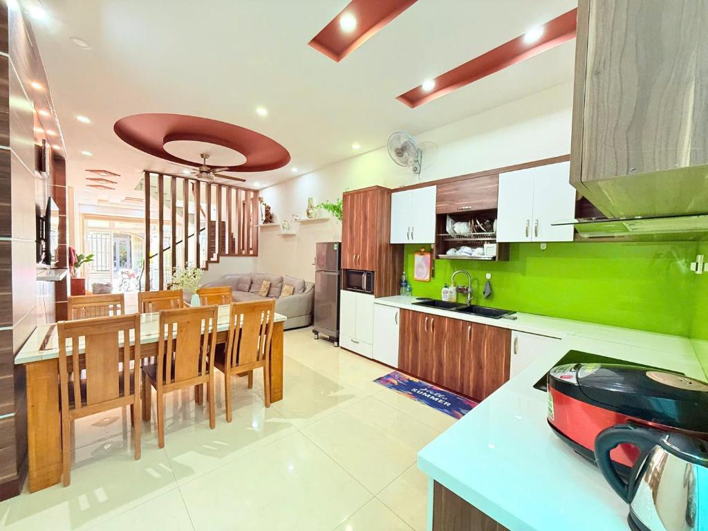 eine Küche und ein Wohnzimmer mit Tisch und Stühlen in der Unterkunft Thiên Kim Homestay in Vũng Tàu